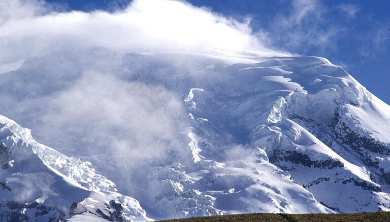 Ekvadora aptur kāpšanu kalnos pēc alpīnistu bojāejas lavīnā