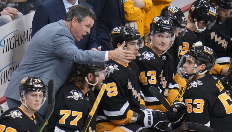Bļugera 'Penguins' pagarina līgumu ar galveno treneri Salivanu