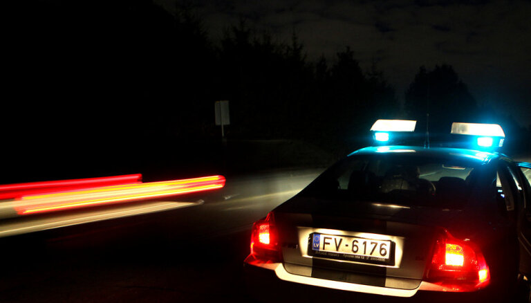 В Лиепае мужчина ехал с выключенными фарами и на скорости 132 км/ч пытался скрыться от полиции