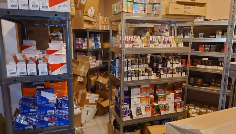 ФОТО. В Риге нелегально производили электронные сигареты; изъят товар на 1,8 млн евро