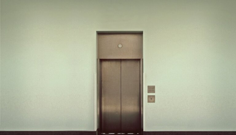 Авария лифта в рижской многоэтажке: версии домоуправления и обслуживающей фирмы разнятся