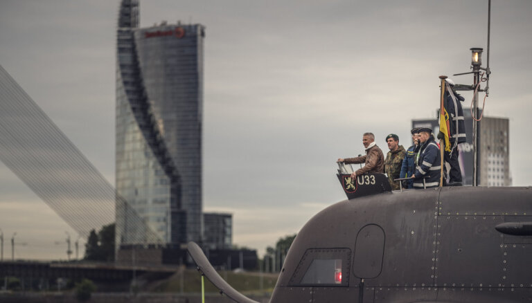 ФОТО: Пабрикс прокатился на прибывшей в Ригу немецкой военной подлодке U-33