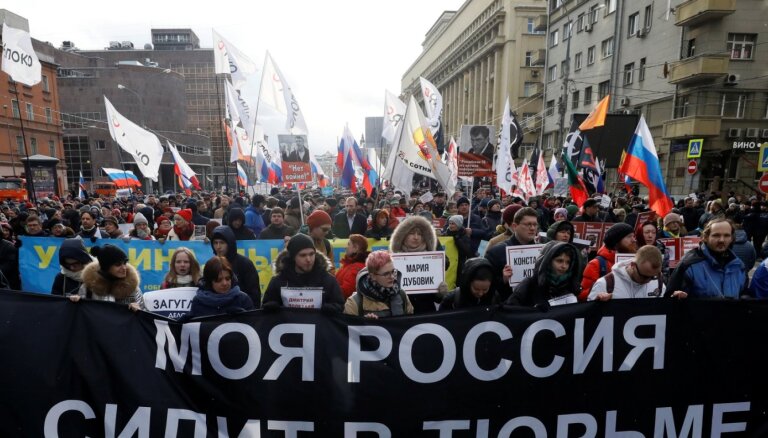 Foto: Maskavā notiek Ņemcova piemiņas demonstrācija