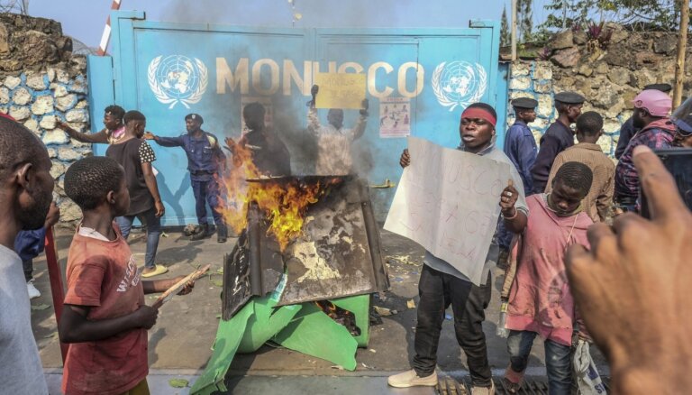Protestētāji Kongo Demokrātiskajā Republikā uzbrūk ANO miera uzturētāju birojiem