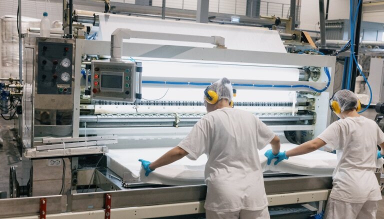 Будущее за коноплей и 15 тонн ткани в день. Как в Лиепае производят гигиенические товары