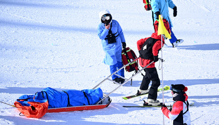 Сноубордистку увезли в больницу с тяжелыми травмами после падения на тренировке в Пекине
