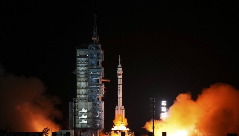 Ķīna nosūtījusi jaunu astronautu komandu uz savu kosmosa staciju