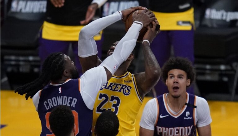 'Suns' gāž no NBA čempionu troņa 'Lakers'