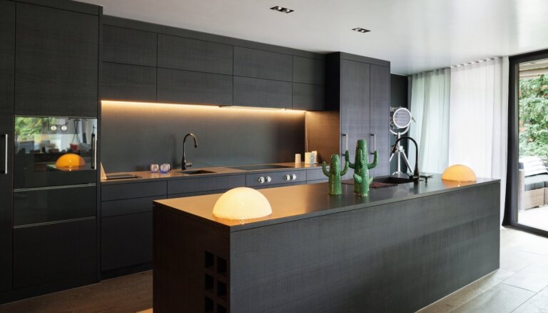 Melnā krāsa virtuves interjerā – no akcentiem līdz pilnai iekārtai
