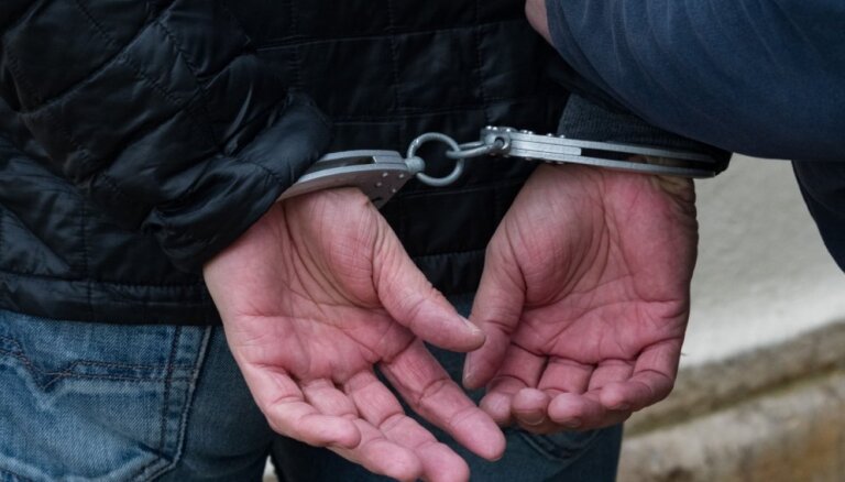 У ранее судимого мужчины в Даугавпилсе изъяли наркотики и боеприпасы