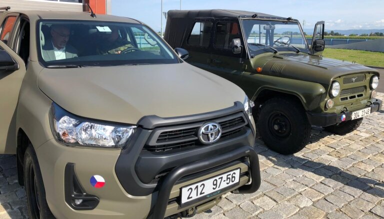 Foto: Čehijas armija atteikusies no krievu UAZ par labu 'Toyota' apvidniekiem