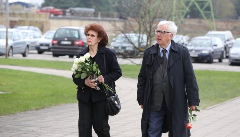 Foto: Tuvinieki, laikabiedri un kolēģi atvadās no dziedātaja Ojāra Grinberga