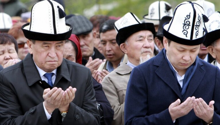 Kirgizstānā, gāžot valdību, atbrīvojas no pēdējā Atambajeva sabiedrotā