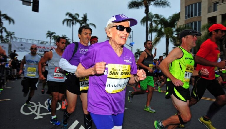Video: Divreiz vēzi uzvarējusi 92 gadus veca sieviete veic maratonu