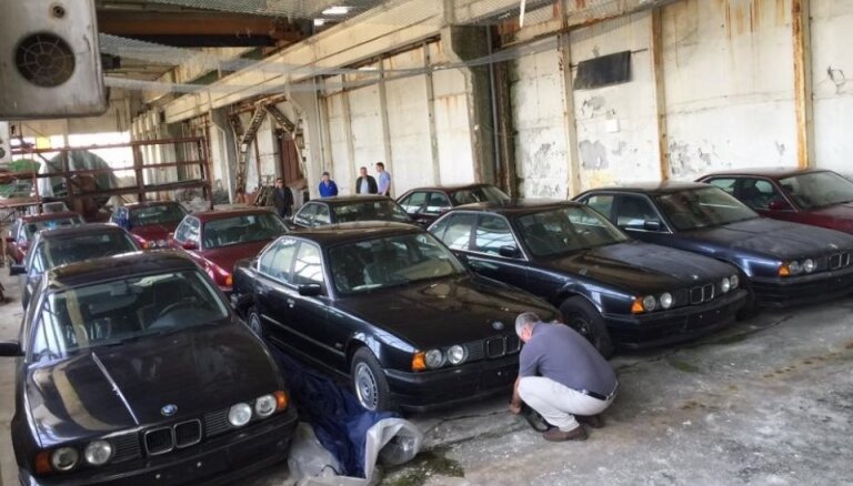 Foto: Bulgārijā atrasta noliktava ar nelietotiem 1994. gada BMW