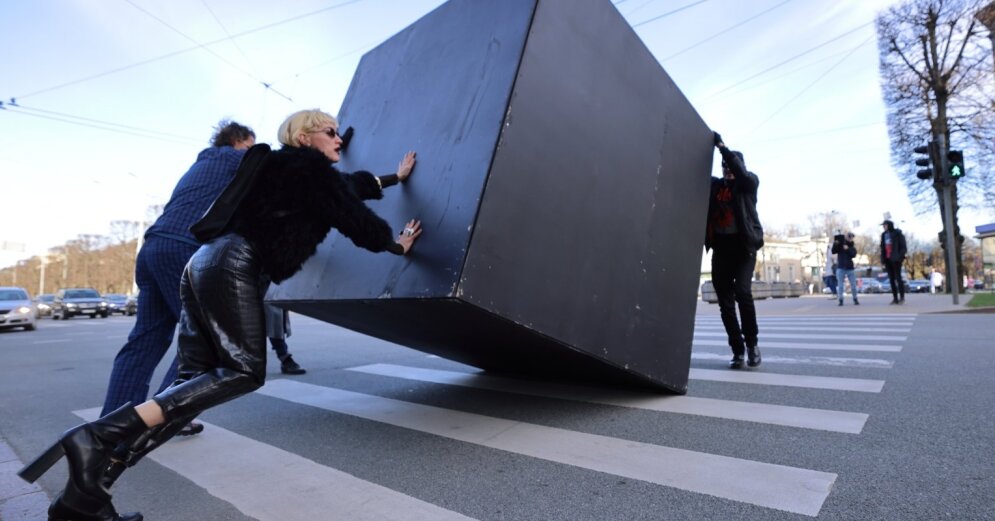 Photo: A performance has taken place in the center of Riga – the drawing of a black cube