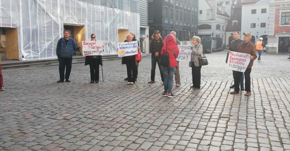 Before the first sitting at the Town Hall, some picketers are waiting for the deputies of the Riga City Council