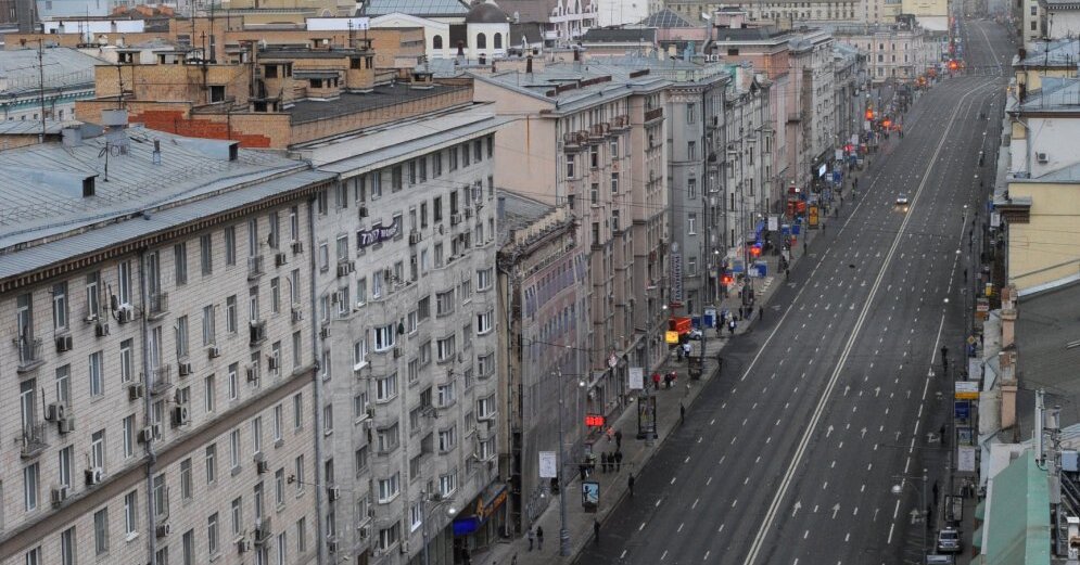 Сколько улиц в москве. Тверская улица в Москве 2000. Отремонтированная Тверская улица в Москве. Несколько улиц в Москве. Ширина улицы Тверской в Москве.