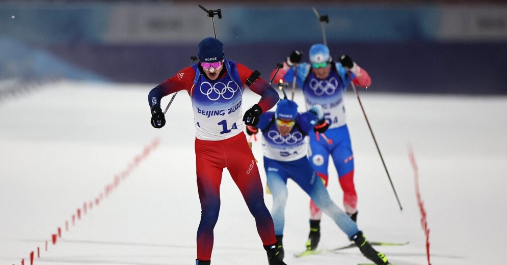 Norske skiskyttere kommer seg etter det store underskuddet og vinner gullmedaljen i mixstafetten