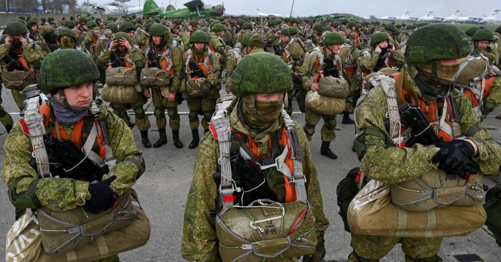 Russian troops are building trenches in northern Crimea