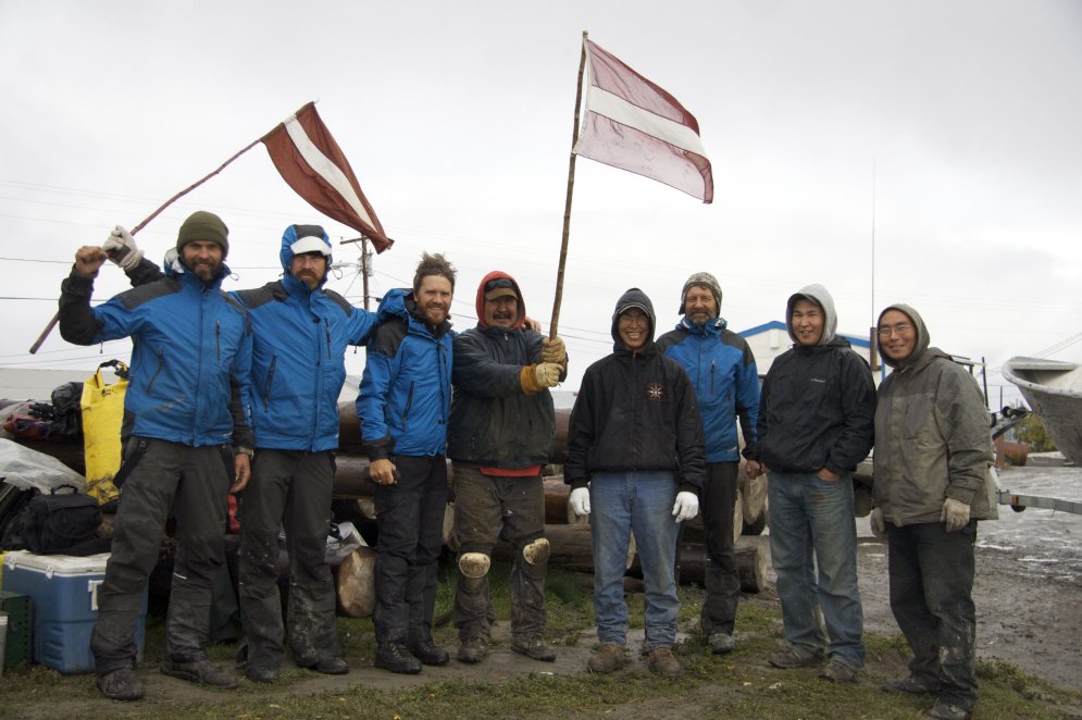 Ar paceltu karogu pieci latvieši pieveic Jukonas ekspedīciju - pēdējā daļa.