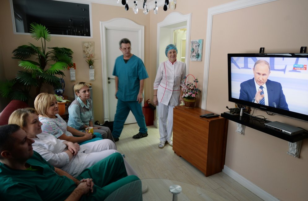 Приказано — зомбировать: 18 отличных фото телевизоров с живым Путиным внутри