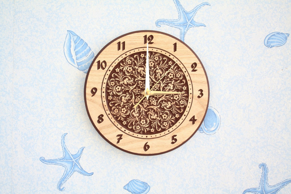Эти крутые деревянные часы (и не только) ручной работы делают и продают… в Лиепае!