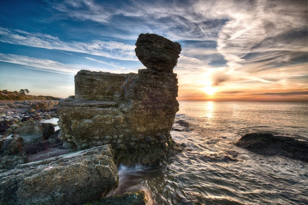 Iespaidīgi kadri: jūra atsegusi Karostas fortu drupas