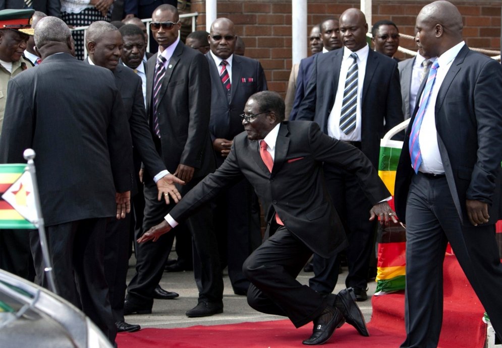 Skats palīdz glābt Mugabes reputāciju - sērfojošais un atraktīvais diktators