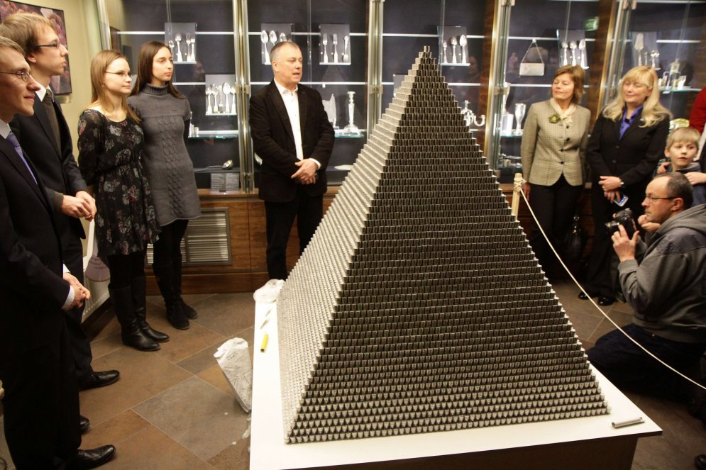 Литовцы красиво прощаются с литом — пирамидой из 1 000 935 центов (мировой рекорд!)