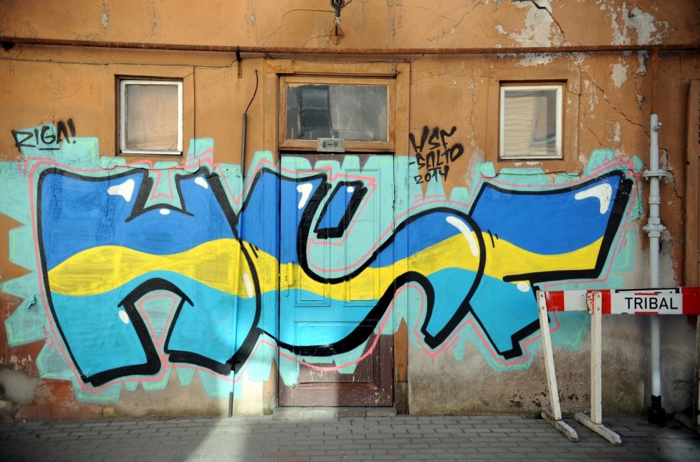 Tallinas ielā parādījušies krāšņi un saulaini grafiti