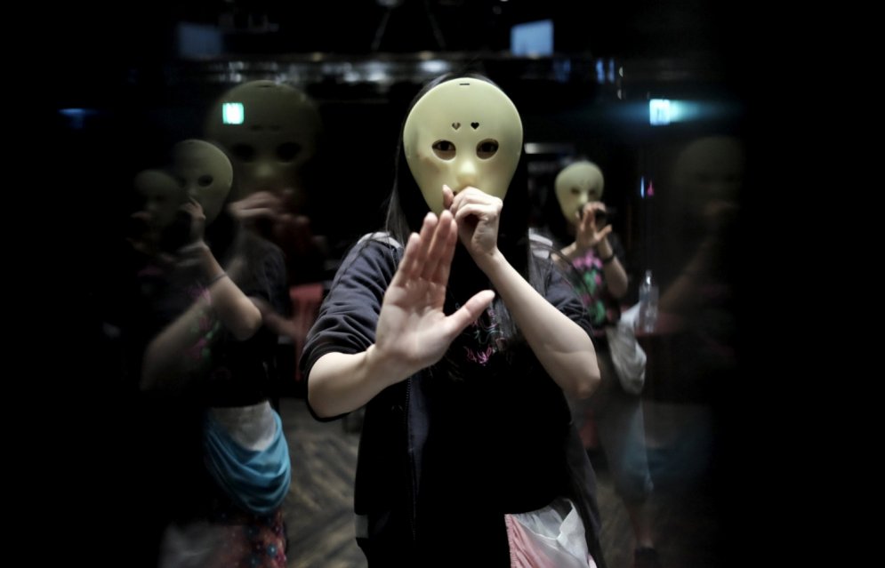 18 meitenes ar aizsegtām sejām liek japāņiem sajūsmā kust