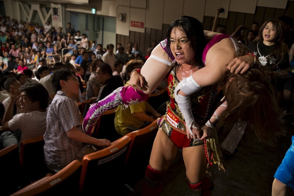 Japānietes grupveidā izkaujas, lai noskaidrotu, kura ir varenāka feministe