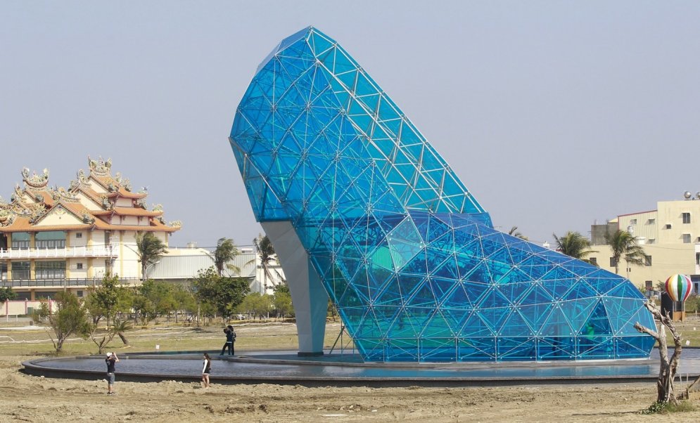 Taivānā uzcelta zila baznīca, kas izskatās pēc kurpes