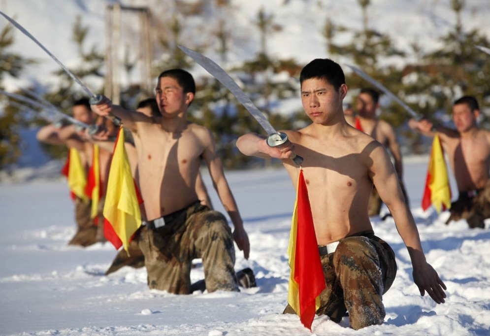 Ziemas karavīru stindzinošie treniņi Ķīnā