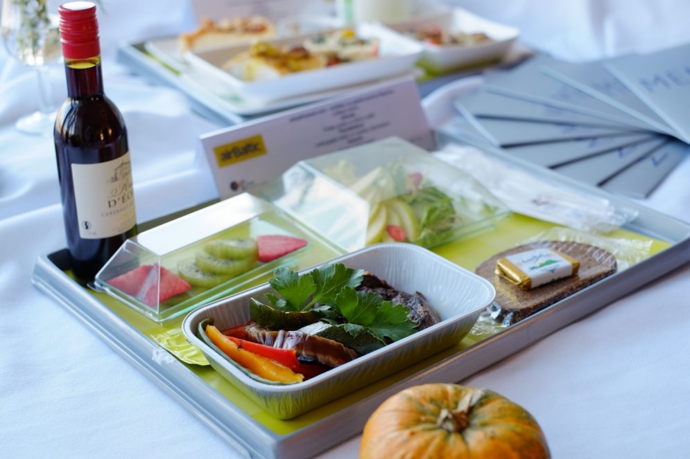 'Skats.lv' ēd par brīvu to, ko pavasarī par maksu ēdīs 'airBaltic' klienti