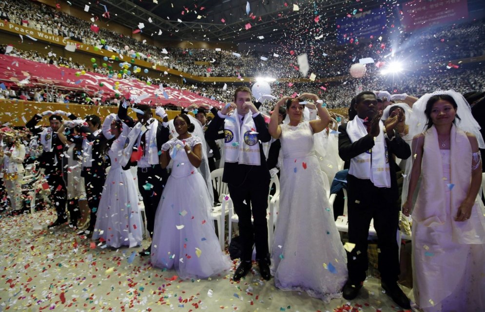 Kopā jautrāk: Dienvidkorejā aizvadītas masu kāzas
