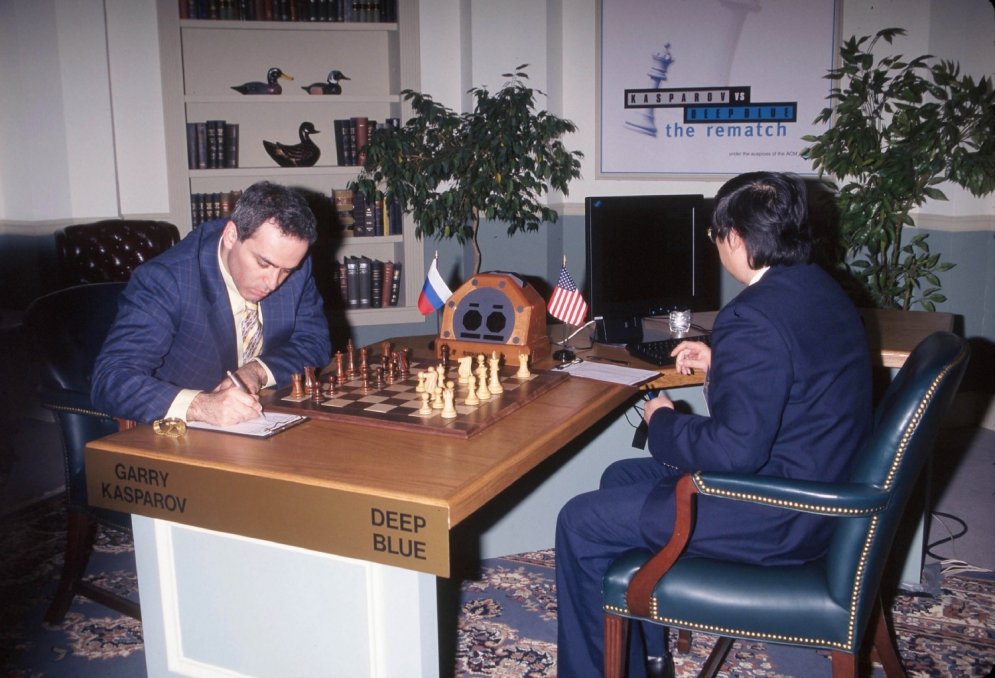 Vēsturiski kadri: Mākslīgais intelekts pirmo reizi uzvar šaha ģēniju